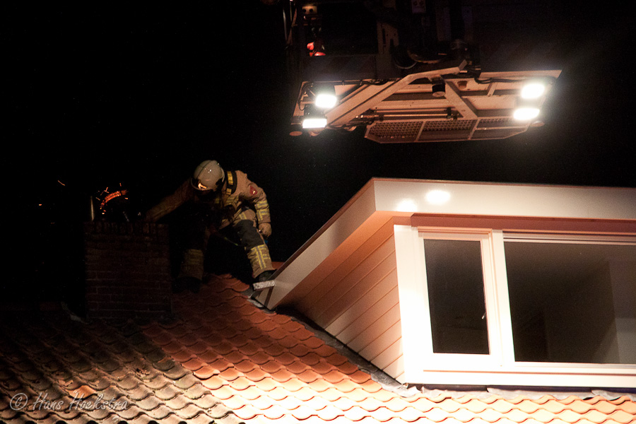 De brandende kap wordt verwijderd