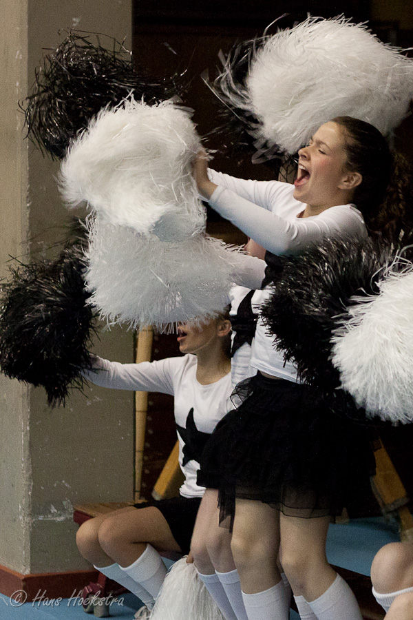 Cheer leaders juichen na een score