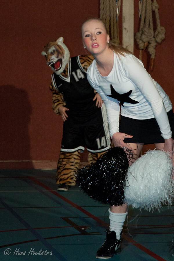 De mascotte danst mee