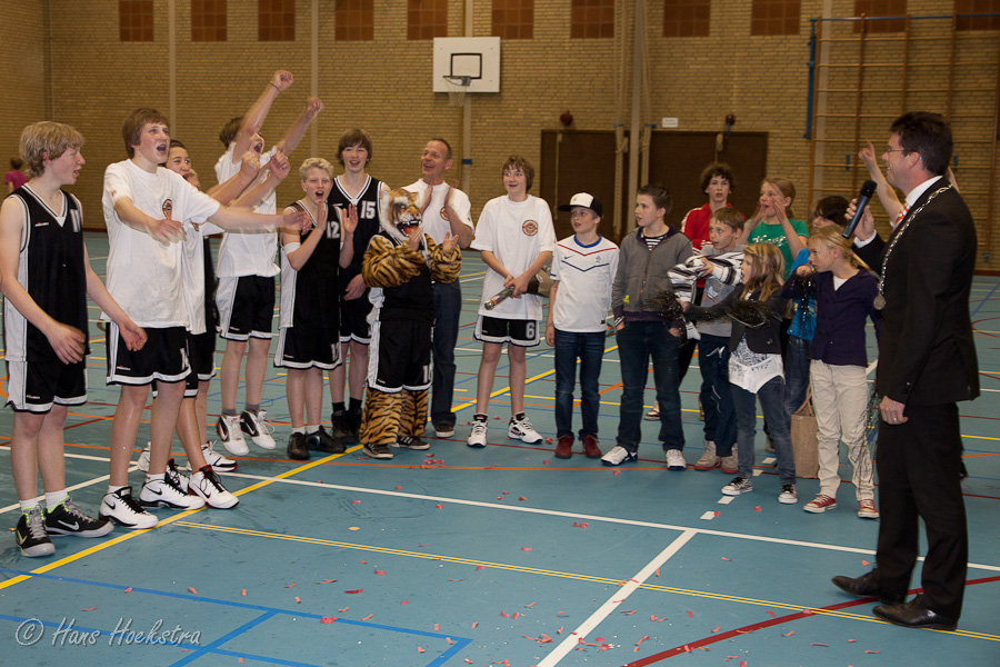 De burgemeester feliciteert het team