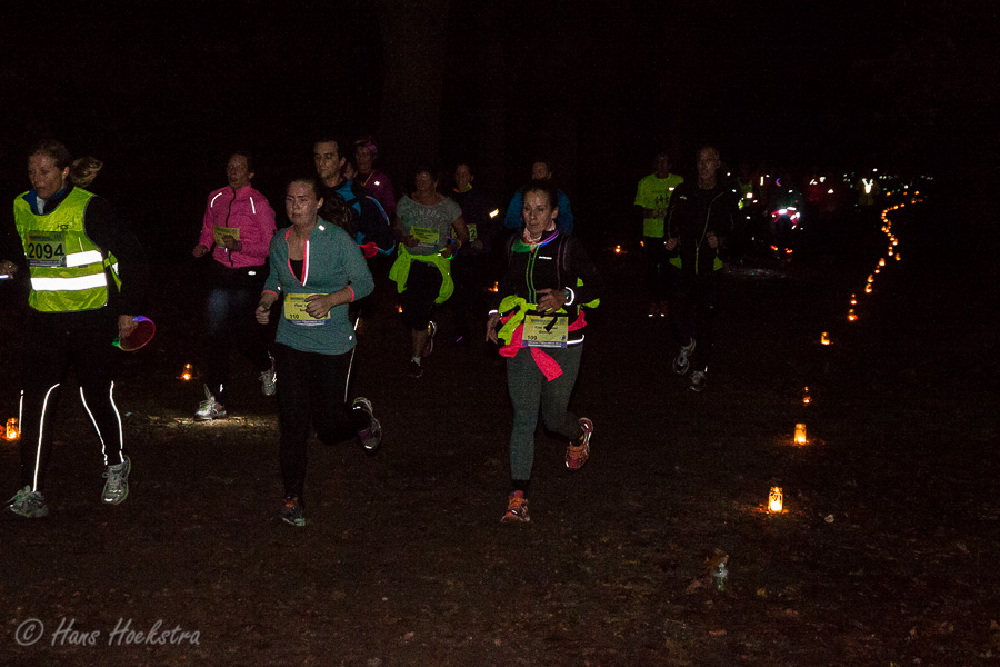 Bergrace, het verlichte bospad